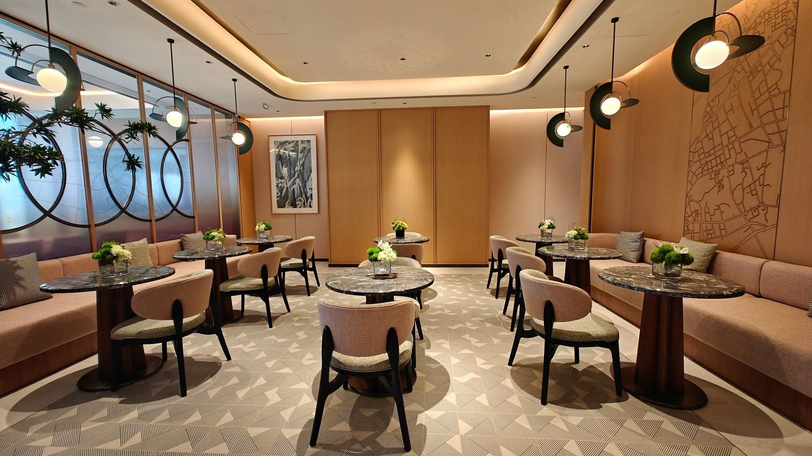 希尔顿花园酒店：20 天翻新一条走廊的墙板方案